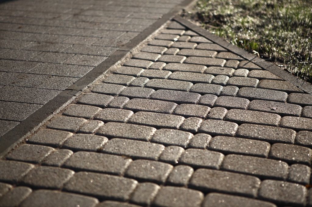 Виды бордюра для тротуарной плитки - бетонный, пластиковый, природный камень